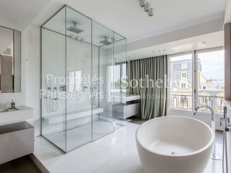 Appartement Paris 16e - 4 chambres - 240m²