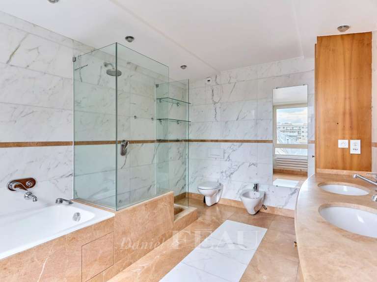 Appartement Paris 16e - 3 chambres - 161m²