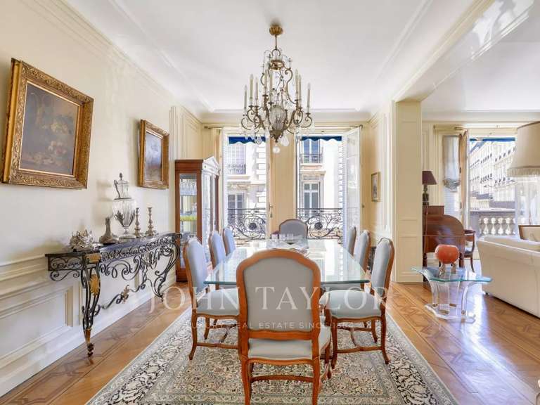 Appartement Paris 16e - 2 chambres - 140m²