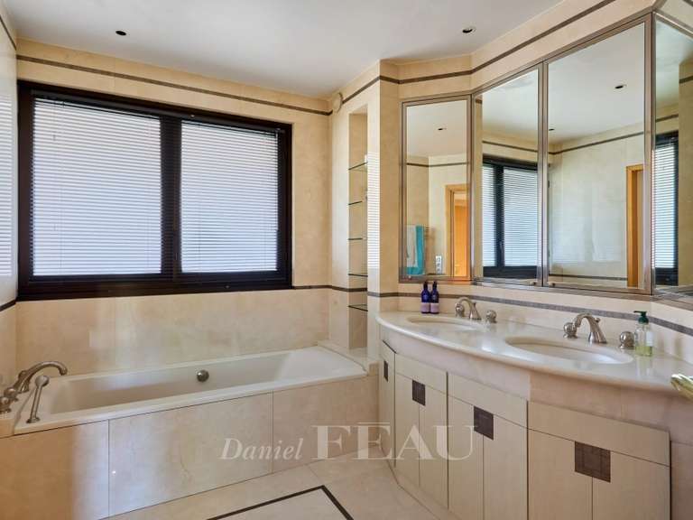 Appartement Paris 16e - 2 chambres - 155m²