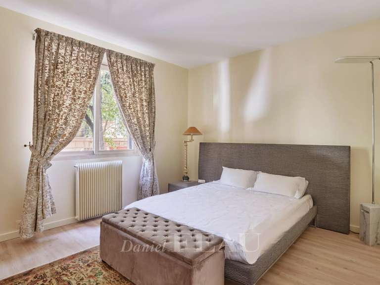 Appartement Paris 16e - 2 chambres - 141m²