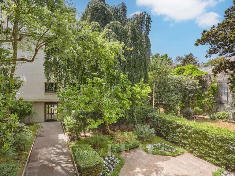 Appartement Paris 16e - 2 chambres - 141m²