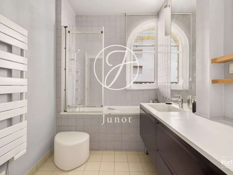 Appartement Paris 16e - 2 chambres - 117m²