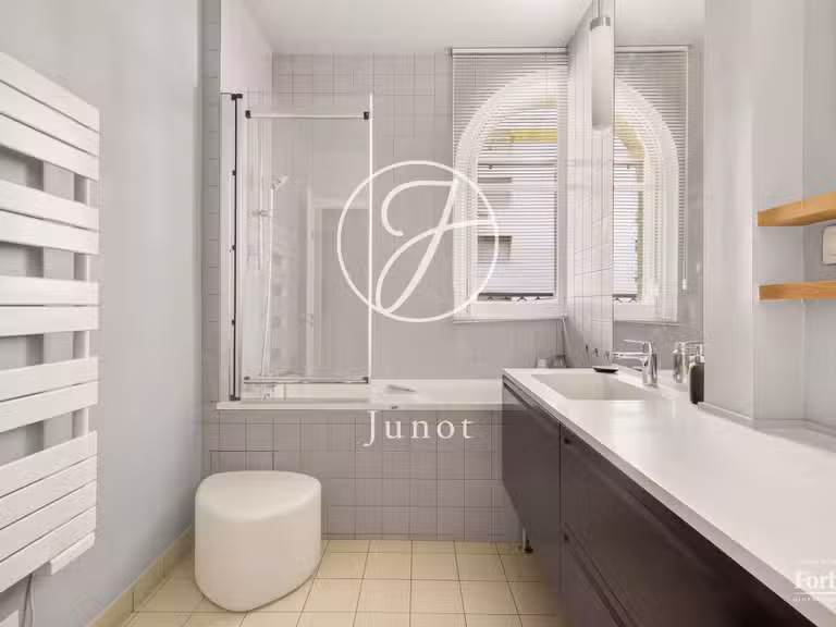 Appartement Paris 16e - 2 chambres - 117m²
