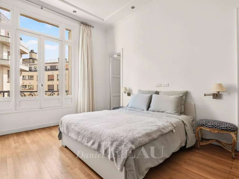Appartement Paris 16e - 3 chambres - 237m²