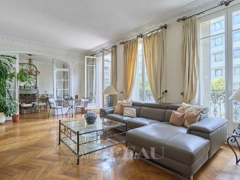 Appartement Paris 16e - 3 chambres - 147m²
