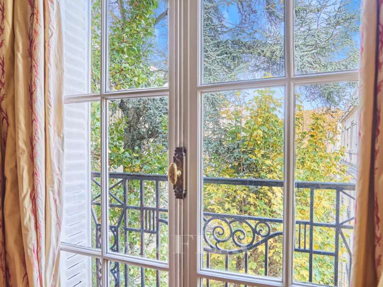 Appartement Paris 16e - 5 chambres - 225m²
