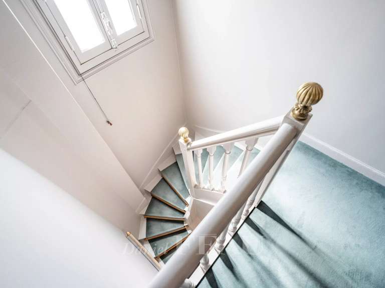 Appartement Paris 16e - 5 chambres - 157m²