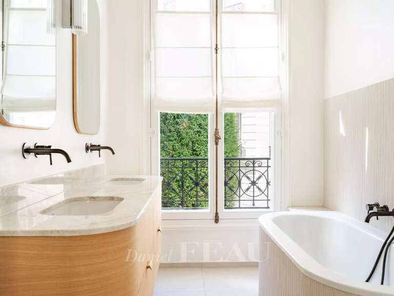 Appartement Paris 16e - 5 chambres - 201m²