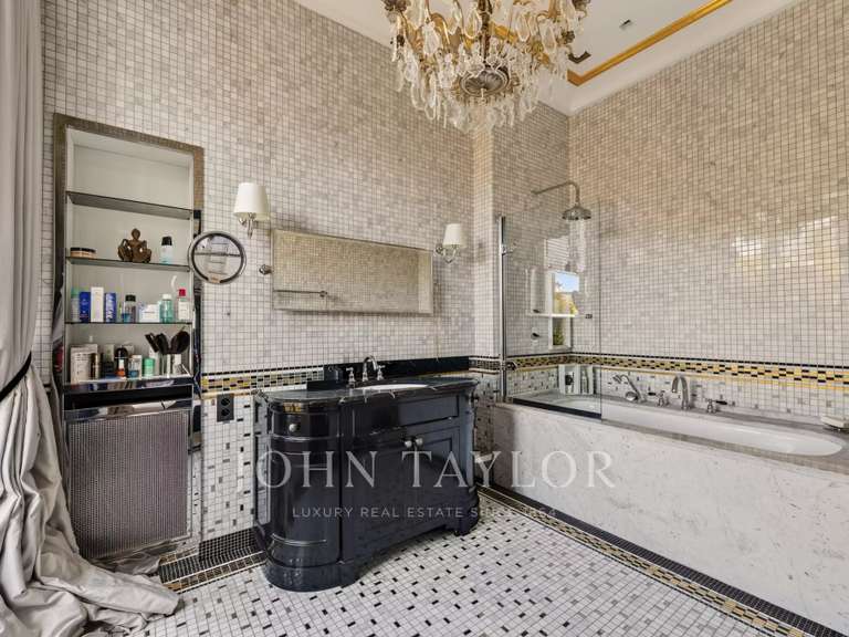 Appartement Paris 16e - 6 chambres - 335m²