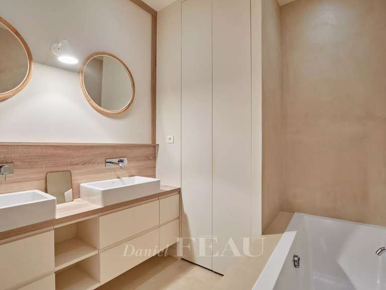 Appartement Paris 16e - 4 chambres - 136m²