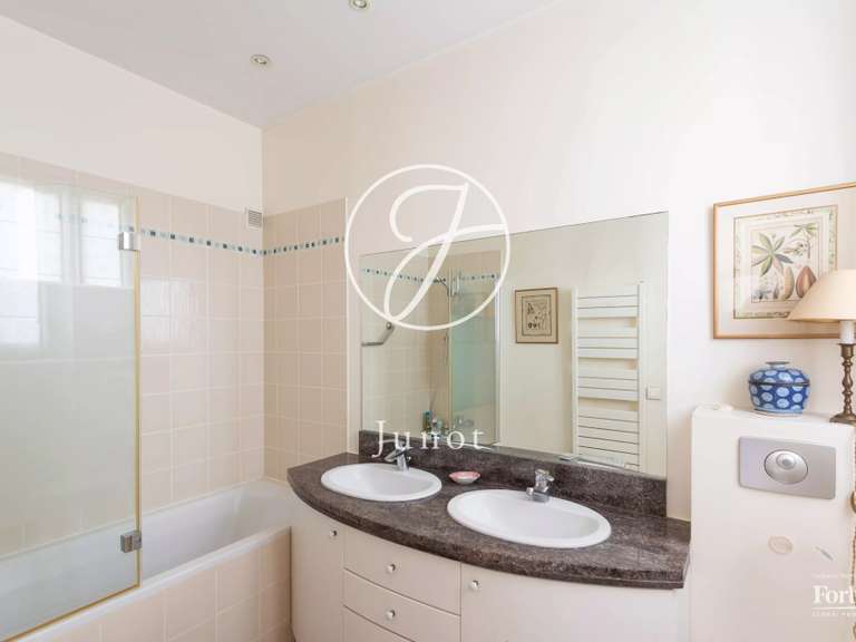 Appartement Paris 16e - 3 chambres - 155m²