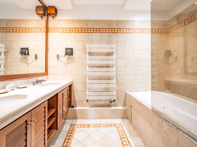 Appartement Paris 16e - 2 chambres - 104m²