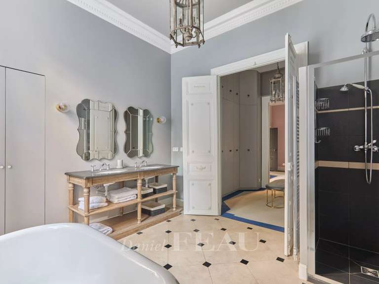 Appartement Paris 16e - 2 chambres - 136m²