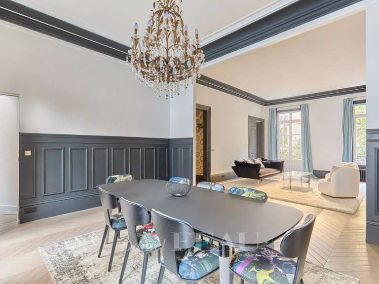 Appartement Paris 16e - 2 chambres - 136m²
