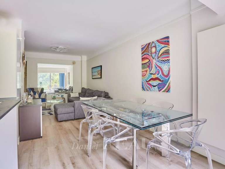 Appartement Paris 16e - 2 chambres - 141m²
