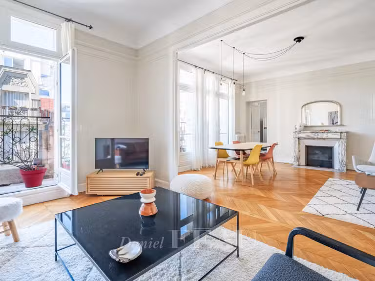 Appartement Paris 16e - 4 chambres - 176m²