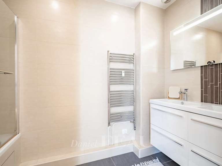 Appartement Paris 16e - 4 chambres - 176m²