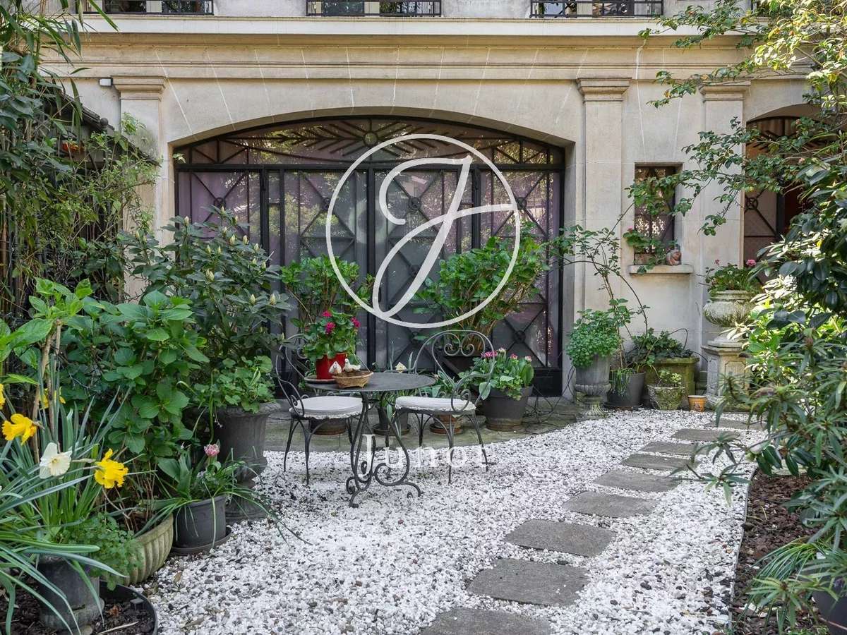 Mansion Paris 16e
