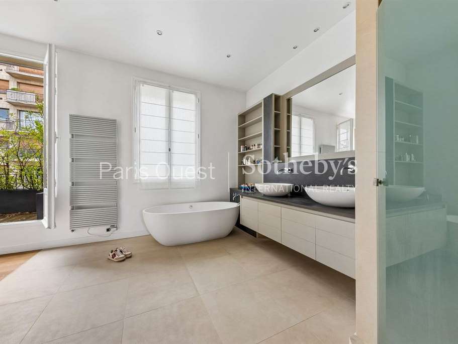 Mansion Paris 16e