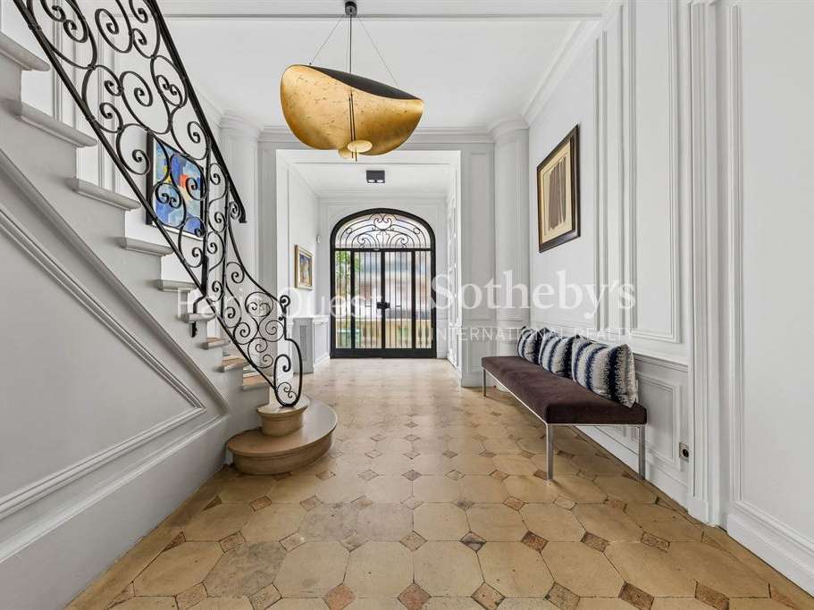 Mansion Paris 16e