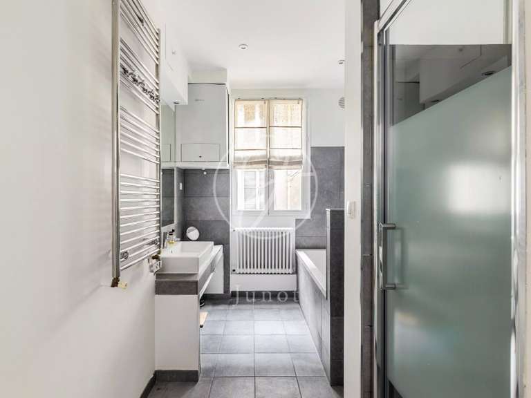 Appartement Paris 18e - 3 chambres - 124m²
