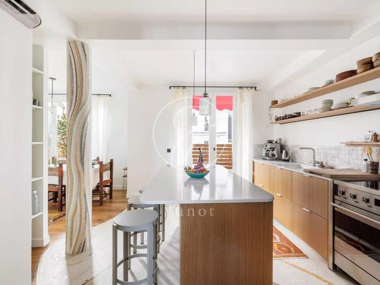 Appartement Paris 18e - 2 chambres - 147m²