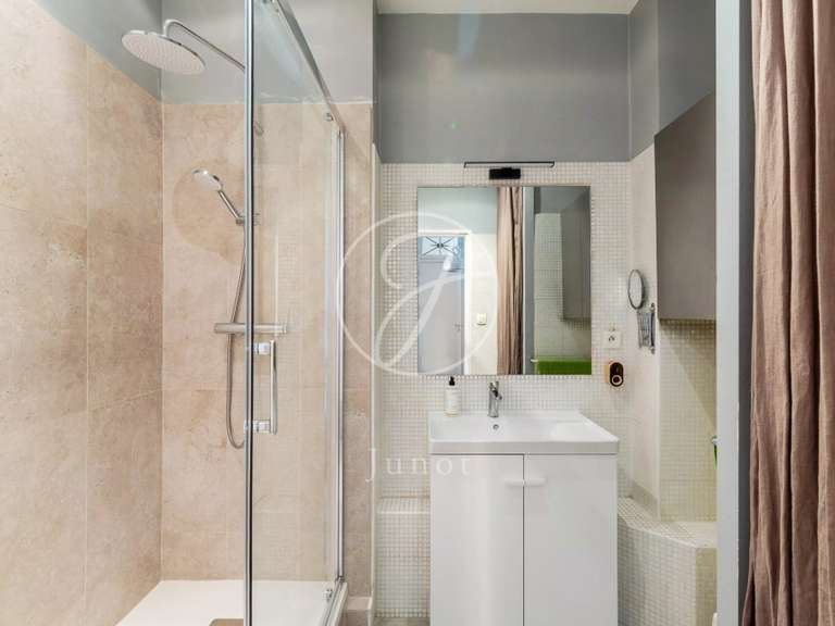 Appartement Paris 18e - 2 chambres - 77m²