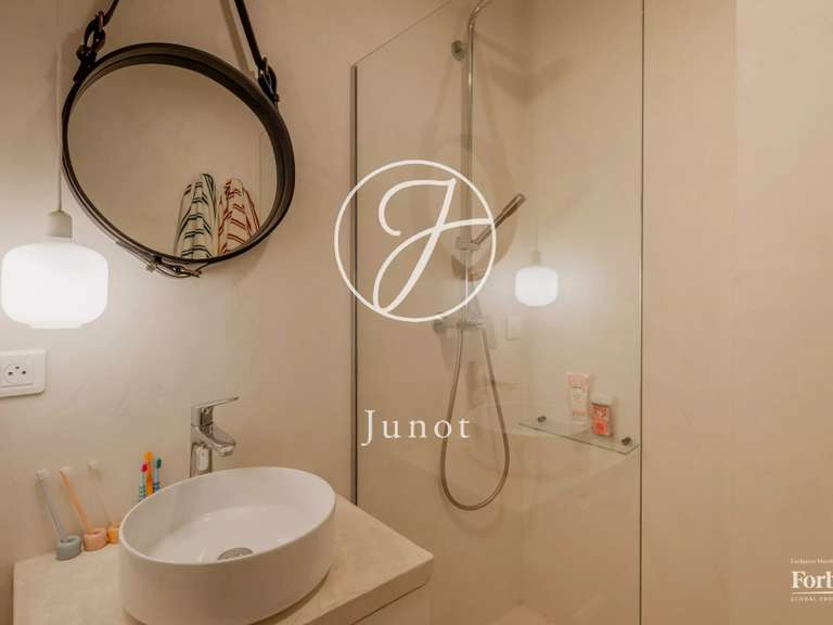 Appartement Paris 18e - 3 chambres - 112m²