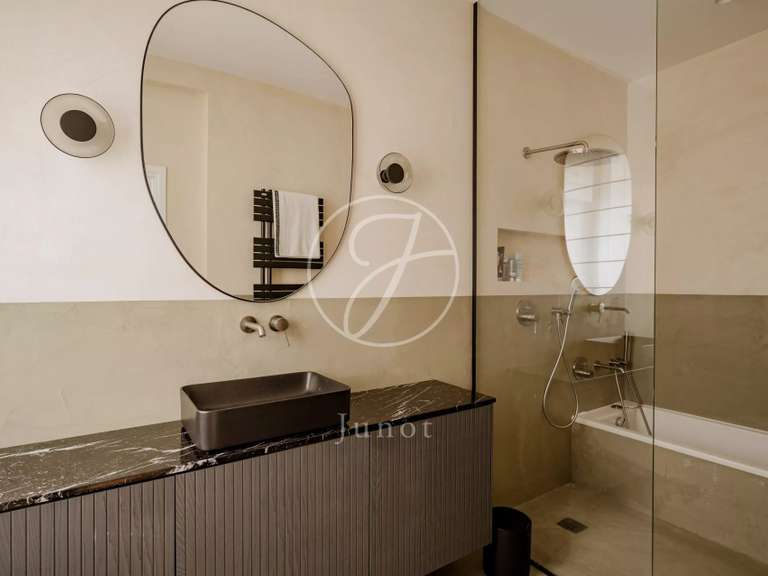 Appartement Paris 18e - 3 chambres - 112m²
