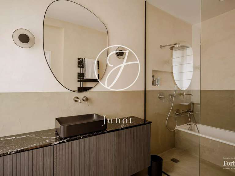 Appartement Paris 18e - 3 chambres - 112m²