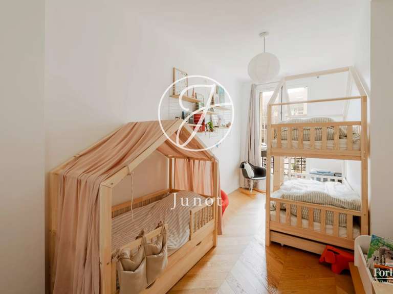 Appartement Paris 18e - 3 chambres - 112m²