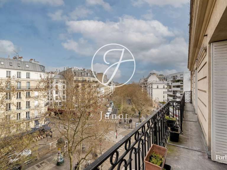 Appartement Paris 18e - 3 chambres - 103m²