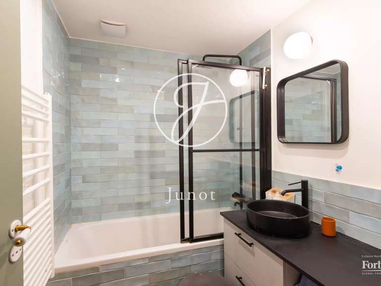 Appartement Paris 18e - 3 chambres - 99m²