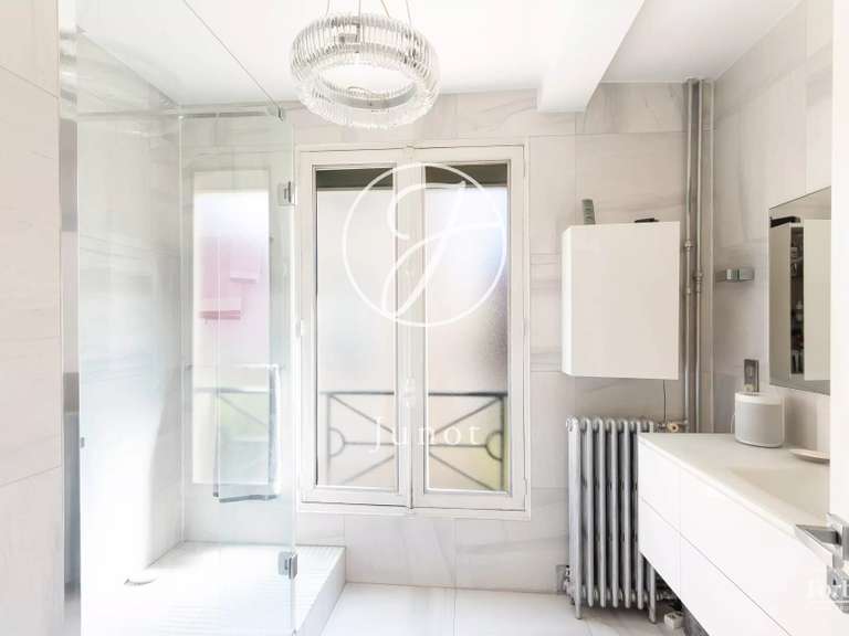 Appartement Paris 18e - 3 chambres - 94m²