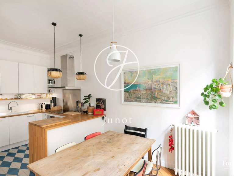 Appartement Paris 18e - 2 chambres - 77m²