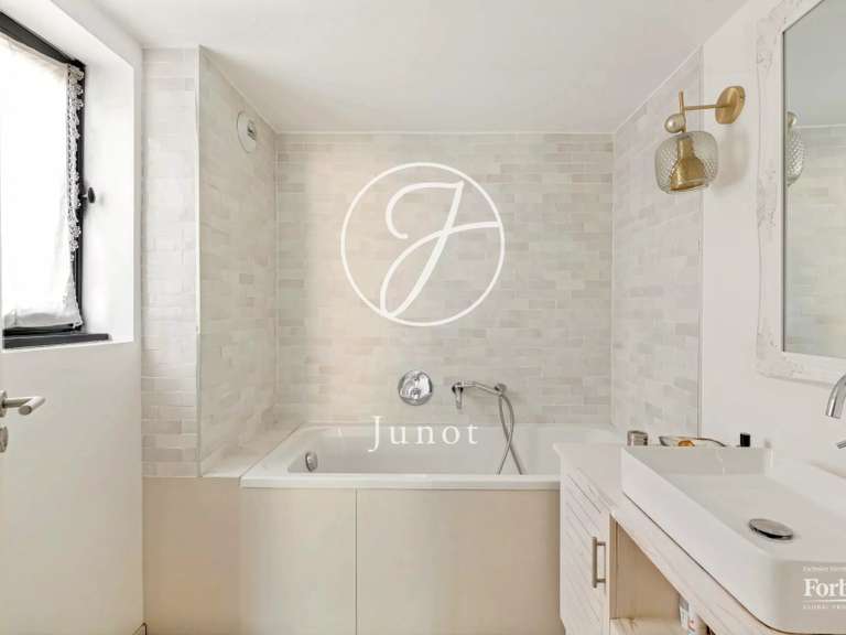 Appartement Paris 18e - 6 chambres - 174m²