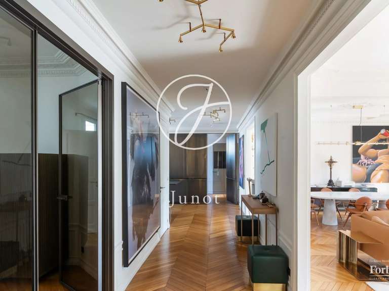 Appartement Paris 18e - 3 chambres - 132m²