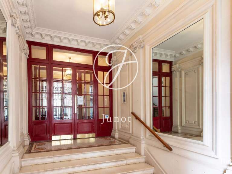 Appartement Paris 18e - 3 chambres - 132m²
