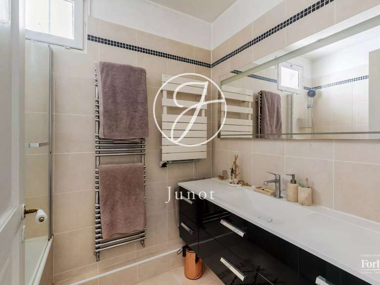 Appartement Paris 18e - 3 chambres - 82m²