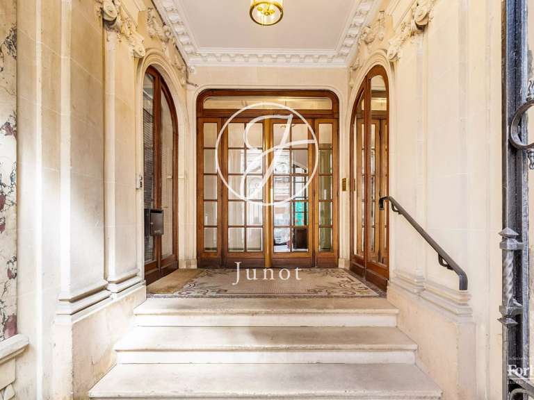 Appartement Paris 18e - 3 chambres - 82m²