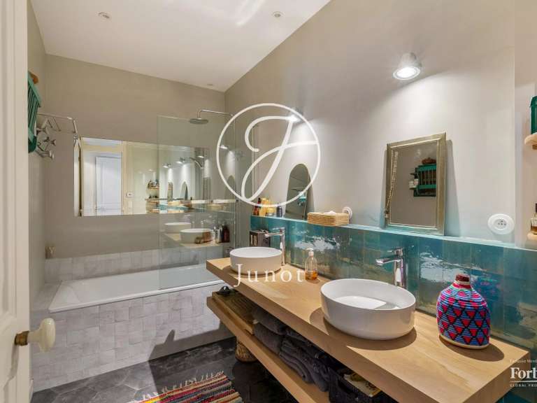 Appartement Paris 18e - 3 chambres - 121m²