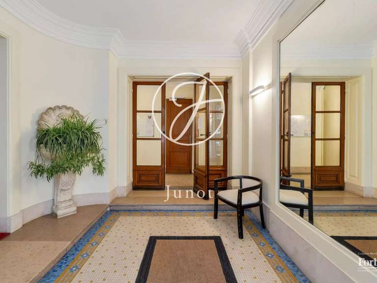 Appartement Paris 18e - 3 chambres - 121m²