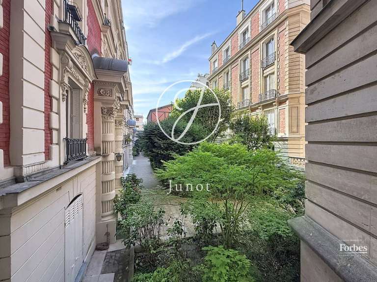 Appartement Paris 18e - 3 chambres - 114m²