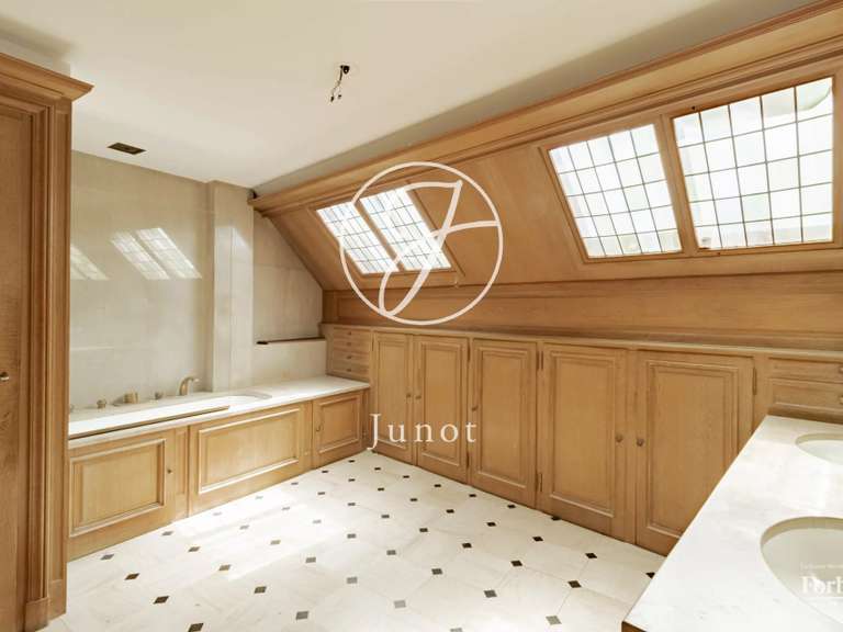 Appartement Paris 18e - 3 chambres - 145m²