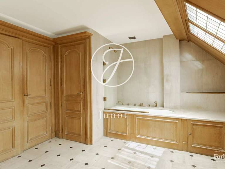 Appartement Paris 18e - 3 chambres - 145m²