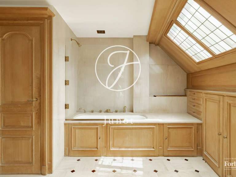 Appartement Paris 18e - 3 chambres - 145m²