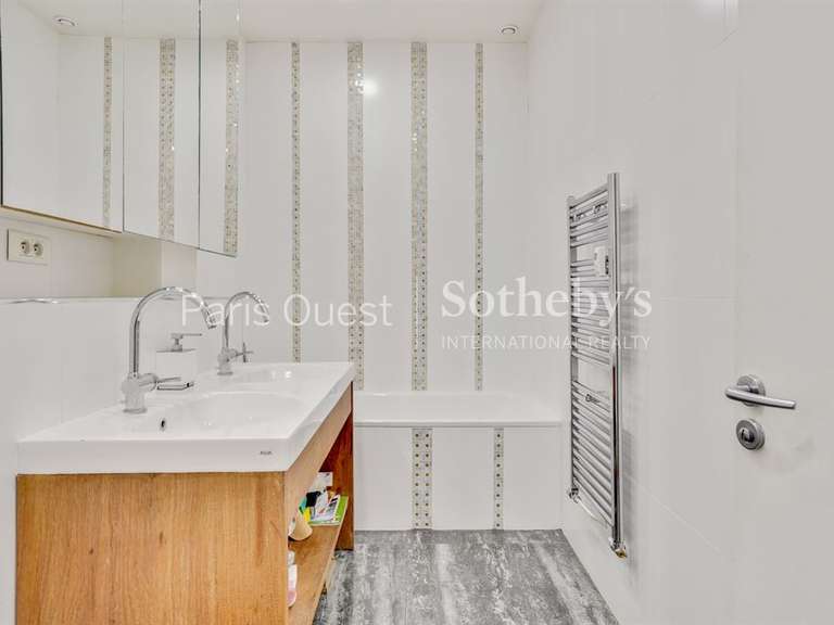 Apartment Paris 18e - 7 bedrooms - 322m²