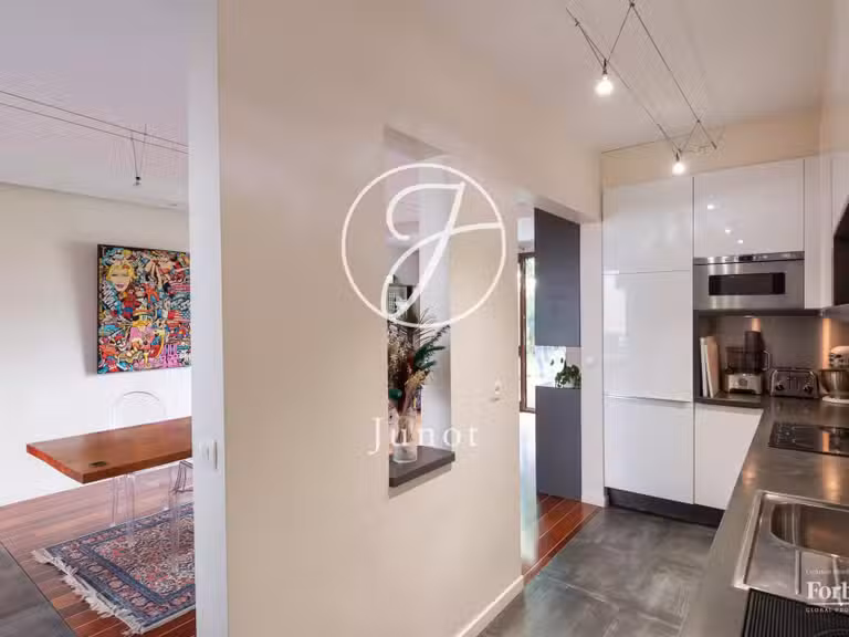 Appartement Paris 18e - 2 chambres - 141m²