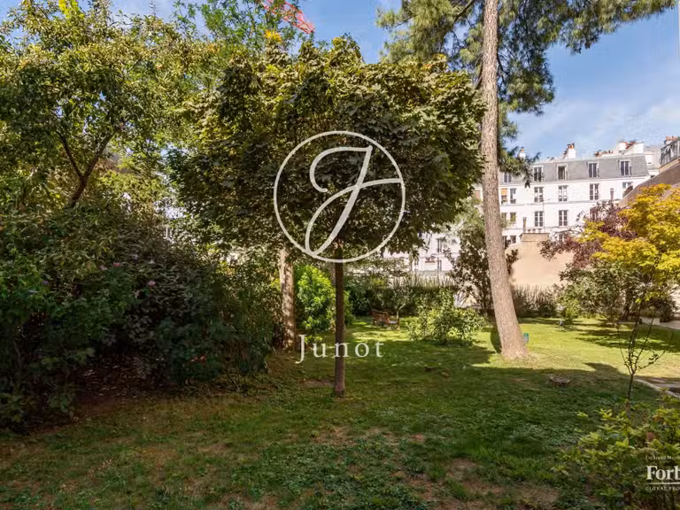 Appartement Paris 18e - 2 chambres - 141m²